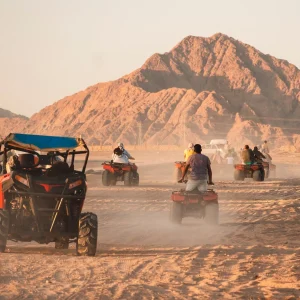 Pouštní safari s večeří – jízda na bugínách