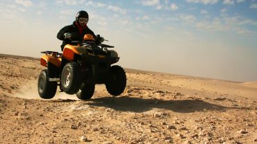 jízda na čtyřkolkách v egyptské poušti
