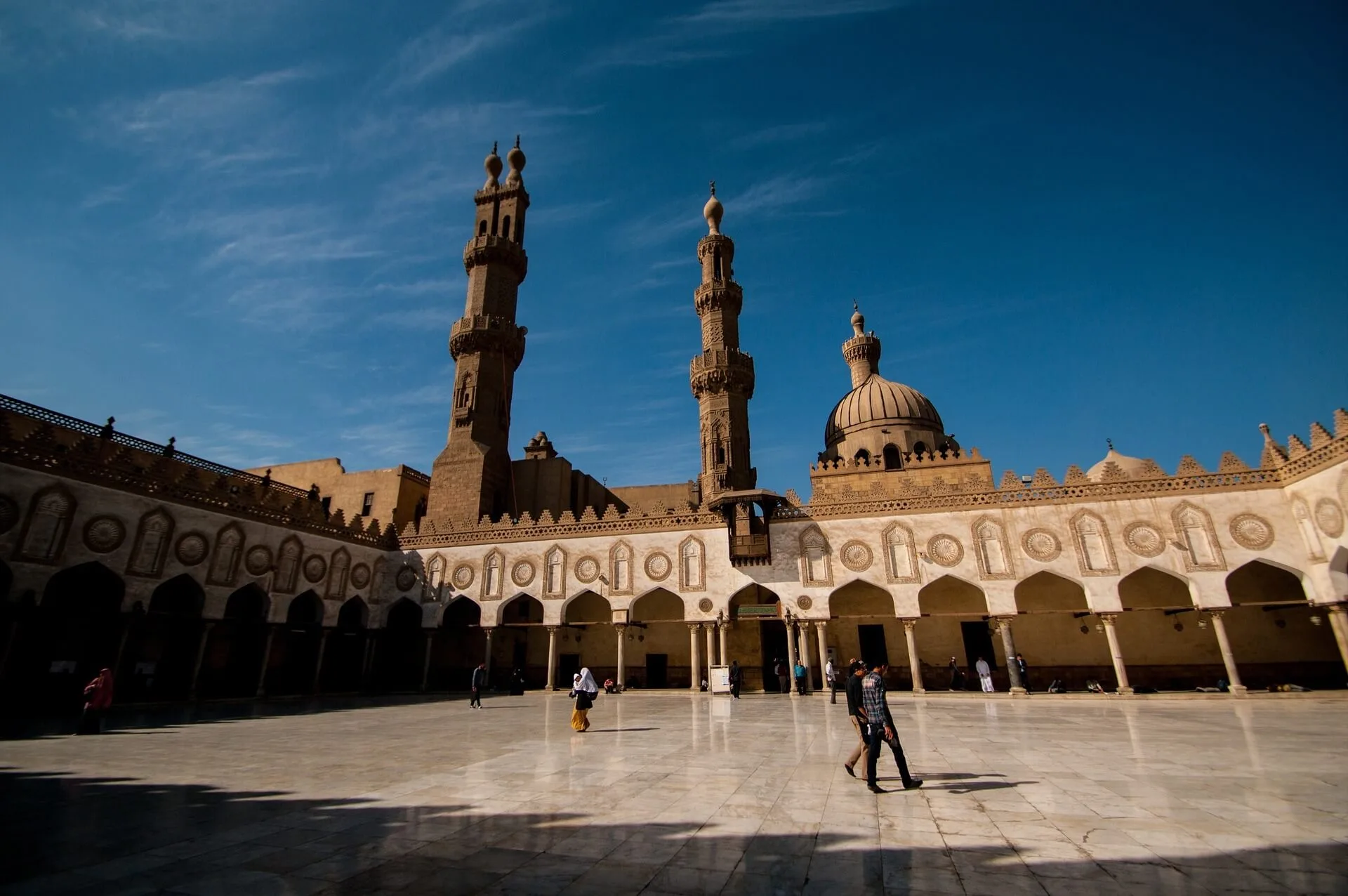 Vhodné oblečení pro prohlídku mešity a společenská etiketa v Egyptě
