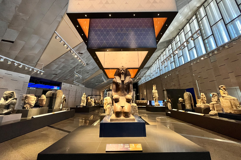 Impozantní socha krále Ramesse II. vítající návštěvníky v obřím atriu Velkého egyptského muzea (GEM)