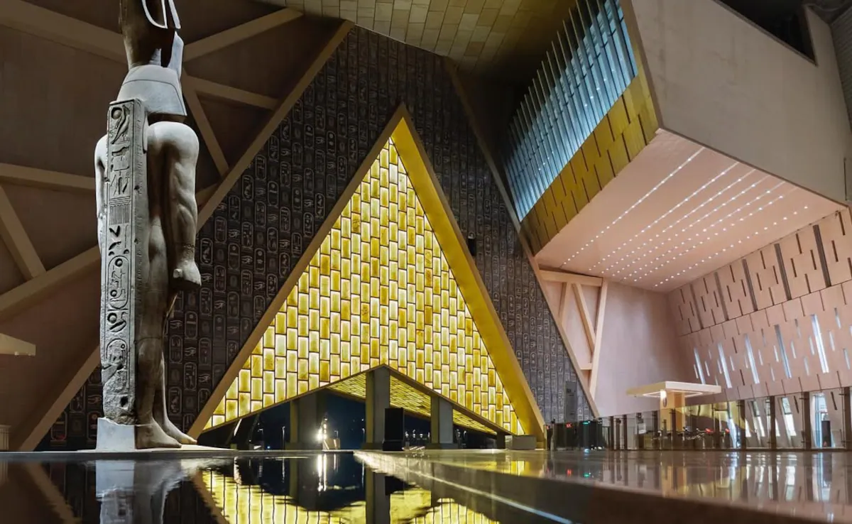 Velkolepá a moderní architektura exteriéru Velkého egyptského muzea (GEM) v Káhiře s výhledem na pyramidy